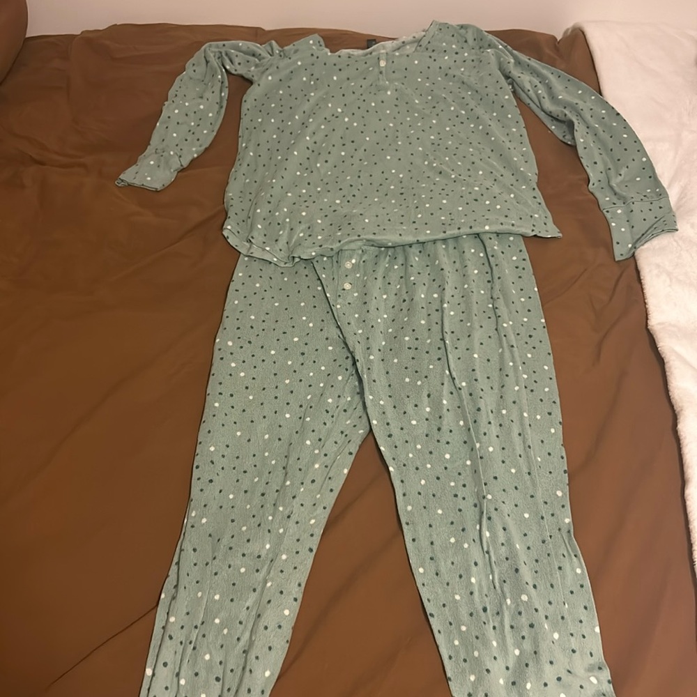 I’m selling a pj set